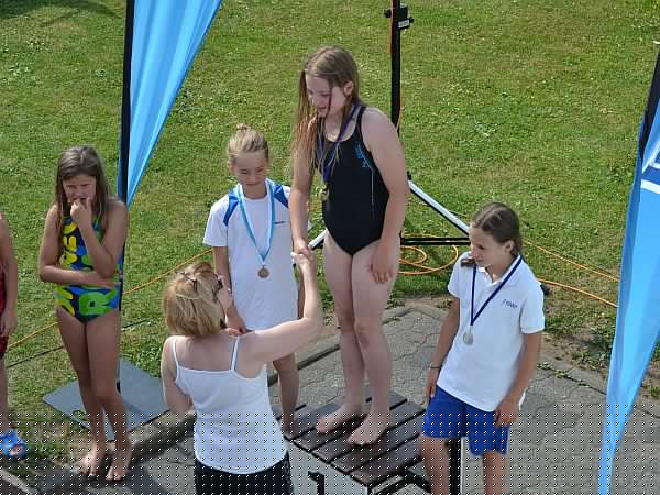 Sarah Marx, Siegerin über 100m Rücken im Jg. 2005 in 1:35,33.